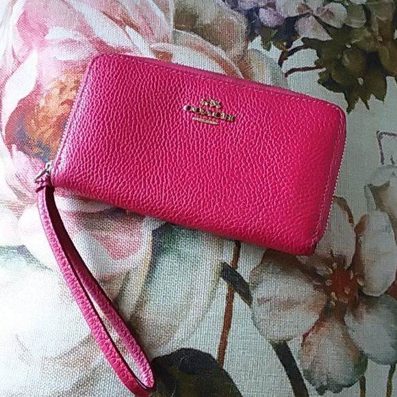 Coach Handbags - ⚘Coach mini wristlet⚘